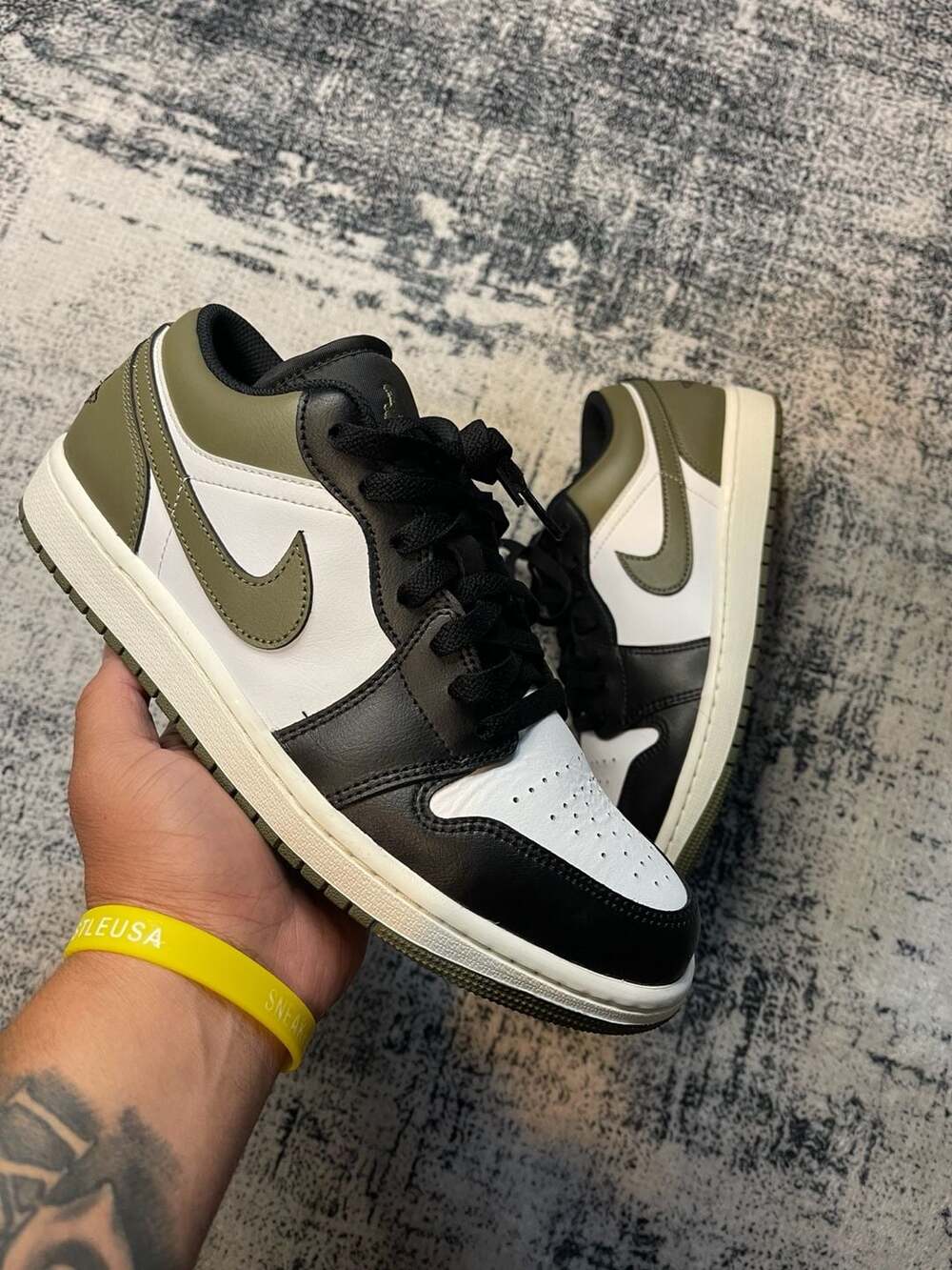 Nike Air Jordan 1 Low Black Toe Medium Olive 553558-092 Men's Size 9